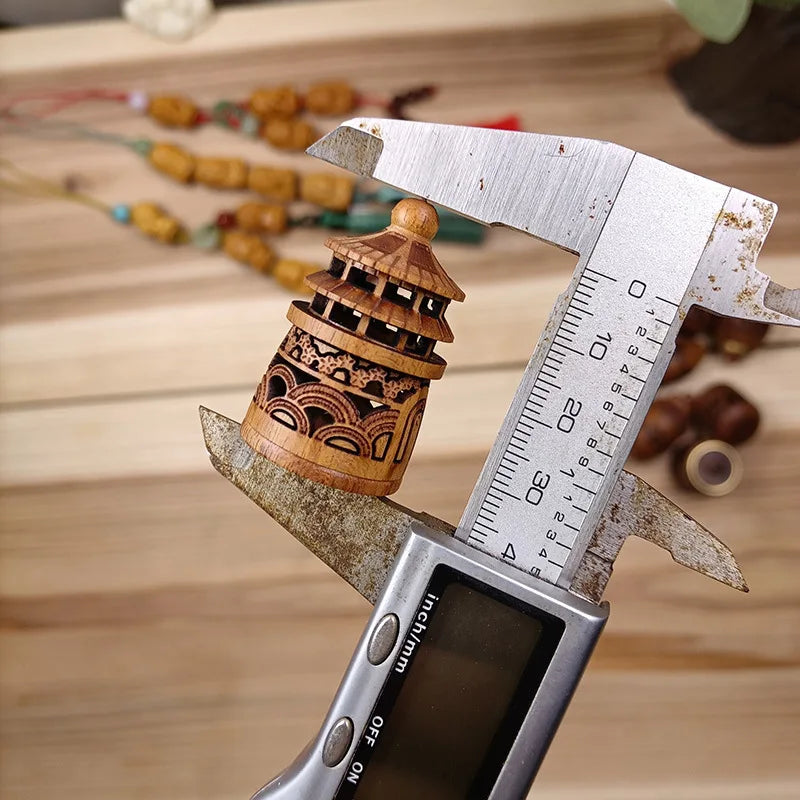 Pingente Aromático Esculpido em Madeira