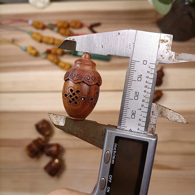 Pingente Aromático Esculpido em Madeira