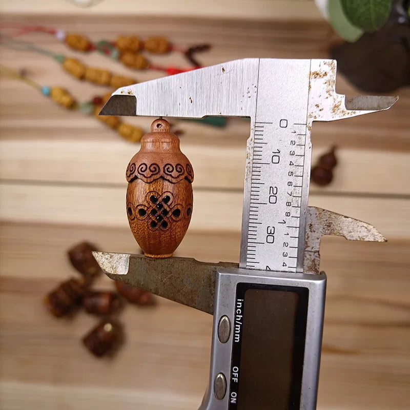 Pingente Aromático Esculpido em Madeira